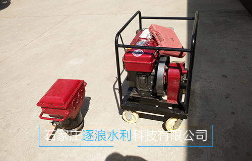  操纵防汛气动打桩机尽力以赴，做好各个工地打桩需要
